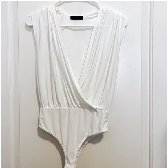 EXPRESS White Sleeveless Plunging Neckline Bodysuit XS - Picture 4 of 11